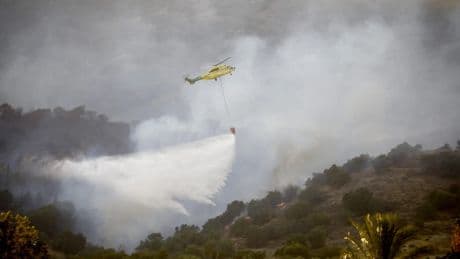 Reactivado con &quot;muchos puntos calientes&quot; el incendio que ha obligado a desalojar un centenar de casas en Córdoba