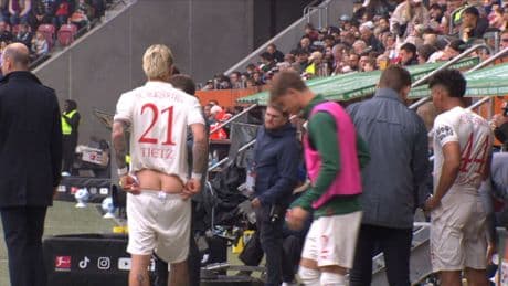 Augsburg-Profi zieht auf einmal blank - Nackt-Einwechslung in der Bundesliga