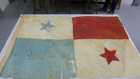 Un símbolo de libertad: la 'Bandera Herida' de Panamá será restaurada en España