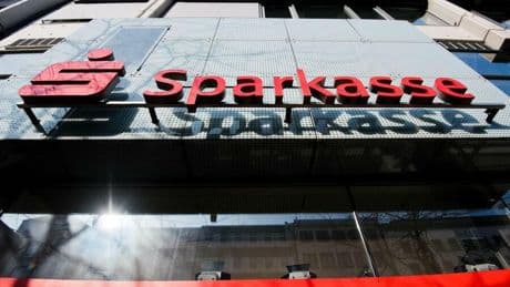 Wertpapierhandel : Fonds und Aktien ins Deka-Depot: Sparkassen rüsten im Wettbewerb mit Trade Republic auf