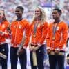 Atleet Eugene Omalla veilt gouden olympische medaille van gemengde estafette