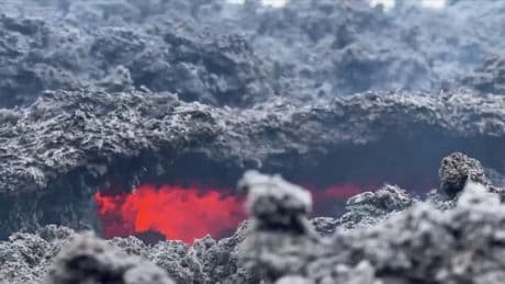 Jusqu'à "2 mètres" de lave: les images de la coulée observée à 3.100m d'altitude sur l'Etna