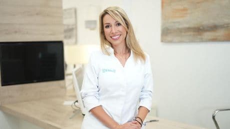 Marta Vilavella, dermatóloga: “La mezcla de sol, cloro y sal generan un gran impacto en nuestra piel, queda deshidratada y debilitada y, a pesar de ello, seguimos rutinas poco nutritivas”