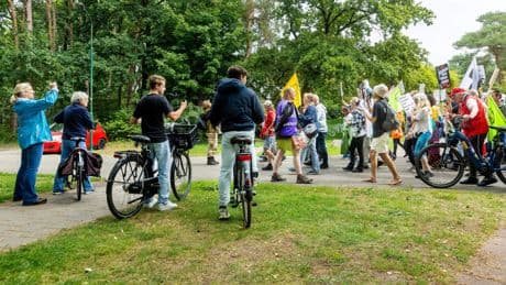 Tientallen mensen demonstreren tegen afschot van wolf Bram