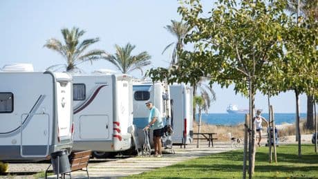 La velocidad máxima a la que puedes circular si viajas en caravana este verano