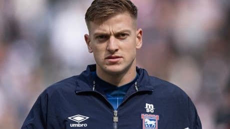 Manchester United reach agreement over £30m transfer but still risk Chelsea hijack
