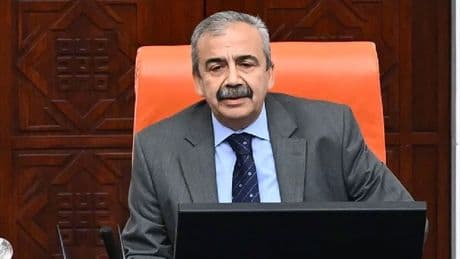 Sırrı Süreyya Önder'in sağlık durumuyla ilgili hastaneden açıklama: Hastamız yüksek riskli olup hayati tehlikesi devam etmektedir