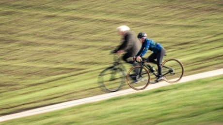 Hinterrad erfasst: E-Bike-Fahrerin bei Zusammenstoß mit Rennrad schwer verletzt
