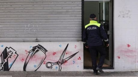 Precintan una barbería en Vitoria tras contagiarse de tiña varios clientes
