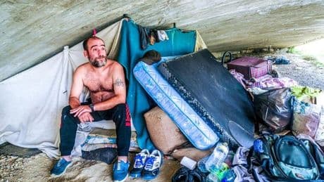 Pedro, el vitoriano que malvive bajo un puente: «Es estar muerto en vida»