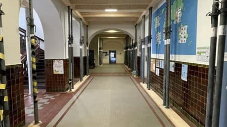 „Jeden Tag sitzen Kinder, die vorher zu Fuß zur Schule kamen, 45 Minuten pro Strecke im Bus“