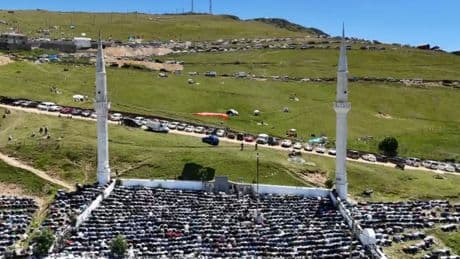 Kadırga Yaylası’nda gelenek sürdü; üstü açık camide namaz kılındı