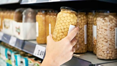 Un nutricionista explica qué es la espuma que sale al lavar los garbanzos de bote