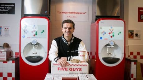 Five Guys valora aterrizar en aeropuertos y estaciones de tren para crecer en España