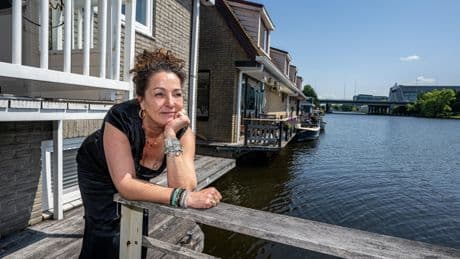 Woonbootbewoners op de Amstel woedend: ’Ik sponsor mijn eigen hel’