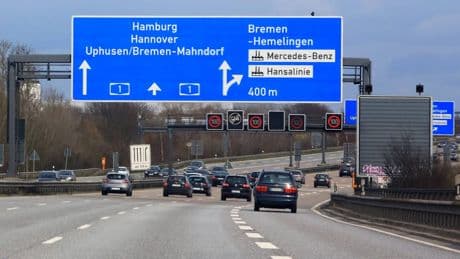 Geldscheine auf A1: Autofahrer stoppen für gefälschtes Geld