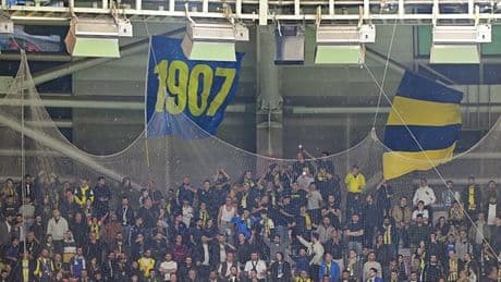 Fenerbahçe taraftarından Başakşehir deplasmanında yönetime protesto!