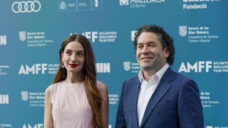 María Valverde dirige a su esposo, Gustavo Dudamel, en su primera película, 'El canto de las manos'