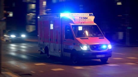 Unfälle: 18-Jährige fährt gegen Baum - sechs Verletzte