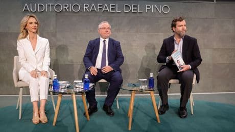 Espinosa de los Monteros reúne a PP-Vox en la presentación de su libro: &quot;Tenemos que empezar a pensar en las soluciones&quot;
