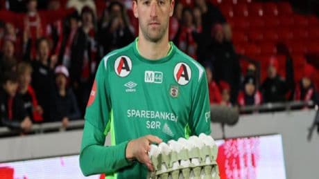 Avena, leche y huevos: el curioso galardón a un futbolista del Bryne por su gran actuación
