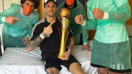 La Virtus Bologna porta lo scudetto a Polonara, ricoverato in ospedale per la leucemia. Lui urla dal balcone: «Siamo campioni»