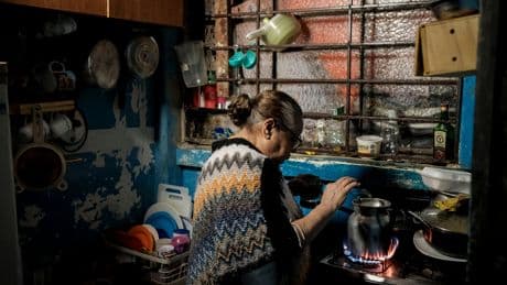 La vida en los ‘pagadiarios’: alquileres de 2 a 14 dólares la noche que albergan la pobreza extrema en Bogotá