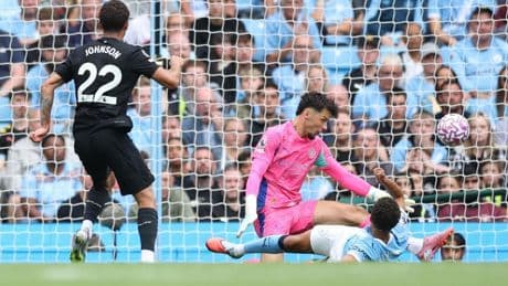 ¡Tremendo error de Trafford en su debut con el Manchester City!