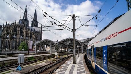 Deutsche Bahn baut um - Schienenersatzverkehr am Hauptbahnhof in Köln