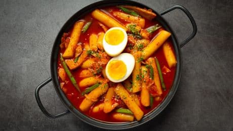 Parecen macarrones, pero no lo son: tteokbokki, la comida coreana que ha aterrizado en España