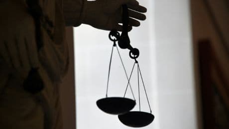Gewaltsamer Tod von Dreijähriger in Thüringen: Lange Haftstrafen für Angeklagte