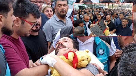 Eşi ve 2 çocuğunu kazada kaybetmişti... Cenaze törenine sedyeyle getirildi, evlatlarının peluş bebeklerine sarıldı