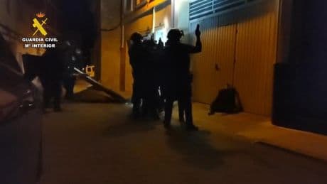 Un hombre intenta asesinar a un portero de un disparo por no dejarle pasar a un local de la Vega Baja