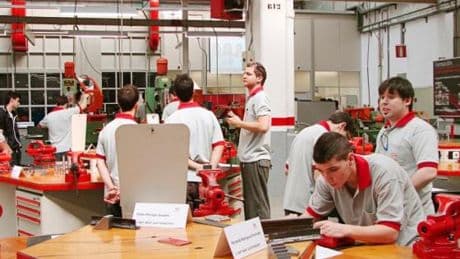 La tasa de jóvenes que encuentran trabajo al terminar sus estudios vuelve a caer en Europa 11 años después
