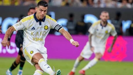 VIDEO Cristiano Ronaldo verprutst strafschop na aanloop met mini-stapjes