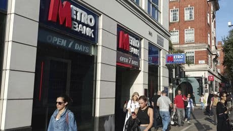 Metro Bank amplía la lista de posibles opas bancarias