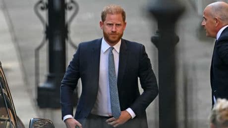 Le prince Harry se recueille sur la tombe de sa grand-mère à Windsor
