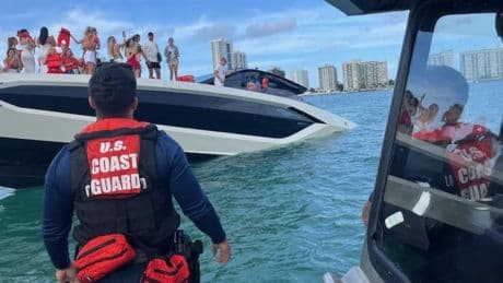32 Menschen vor Miami Beach gerettet - 3,5 Mio Euro teure Lamborghini-Yacht gekentert