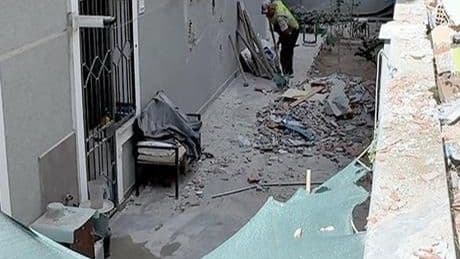 Avcılar’da korkutan anlar! Bina yıkımı sırasına beton ve molozlar komşu binaya düştü