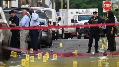 Tres muertos y diez heridos en un brutal tiroteo en Filadelfia donde se intercambiaron más de cien disparos