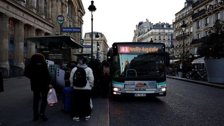 «Il bloque à chaque carrefour quand je suis dedans» : pourquoi les Parisiens boudent-ils encore le bus ?