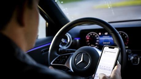 Politie bekeurt 135 mensen vanuit bus voor telefoongebruik in de auto