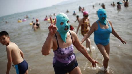 Badekleidung fürs Gesicht: Mit Skimaske am Strand?