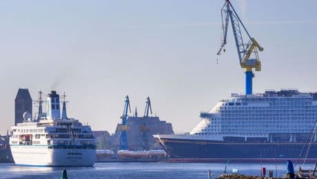 Kurzbesuch an der Ostseeküste: Kreuzfahrtschiff "Deutschland" macht im Wismarer Hafen fest
