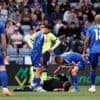 Après une chute de l’arbitre, Jamie Vardy s’empare de son sifflet pour interrompre le match