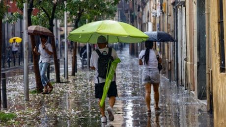 España dividida por el tiempo: lluvias intensas en el norte, calor de verano en el sur