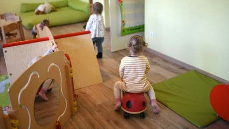 "Je suis allée un peu trop loin": quatre employés d'une école maternelle arrêtés en Espagne pour maltraitance d'enfants