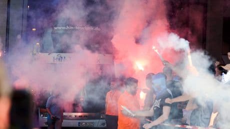 Epische Fotos und Videos! - Plötzlich feiern Bochum-Spieler mit Fans & Feuerwehr
