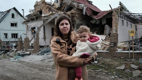 Rusia castiga a Ucrania con dos noches de terror: "Dormíamos mi hija y yo, miré hacia arriba y vi que no había techo"