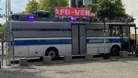 Kontrolle kurz vor Weidel-Interview - Polizei ließ Störer-Bus weiterfahren